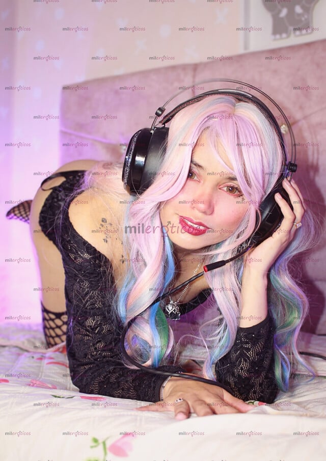 FOTOS DE TU WAIFU FAVORITA COBRÓ VIDA... ¿VIENES A JUGAR CONMIGO?