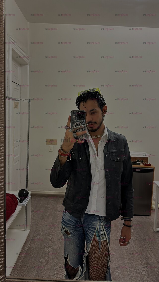 FOTOS DE ALFONSO. CHICO DE 1.90, RELAJADO Y COMPLETAMENTE DISCRETO