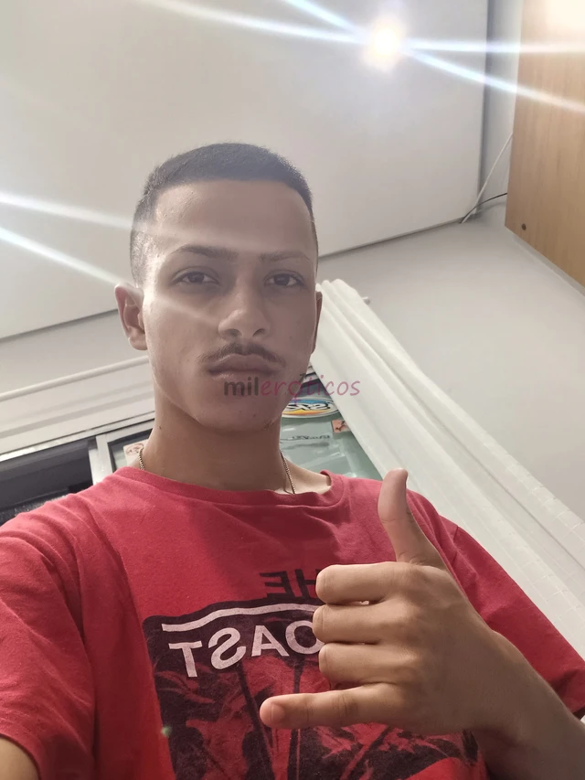 Eu me chamo marcus vinicius tenho 1 75 de altura e peso 59 kg sou moreno passivo se voce busca prazer de verdade eu sou a pessoa certa para isso bons...