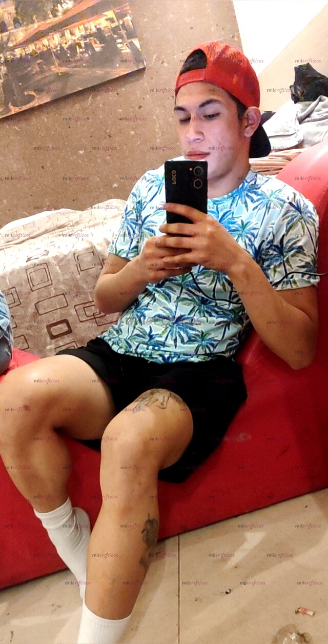 FOTOS DE EXTROVERTIDO Y CALIENTE! UNA JOYA SEXUAL EN TU CAMA