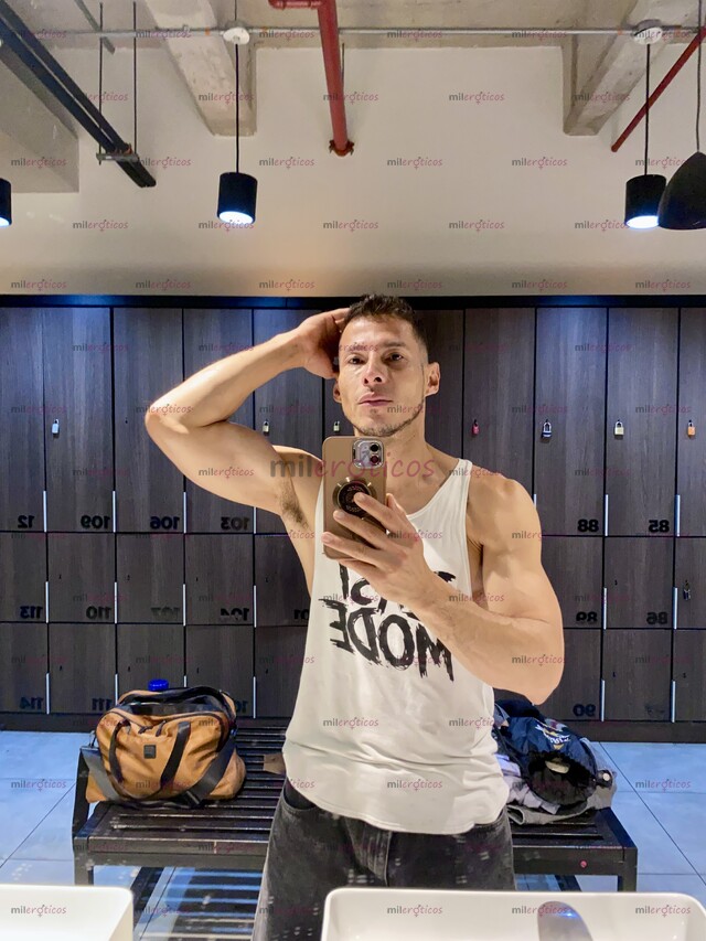 FOTOS DE PRESENCIA MASCULINA REAL, CONEXIÓN, CONVERSACIÓN Y DISFRUTE