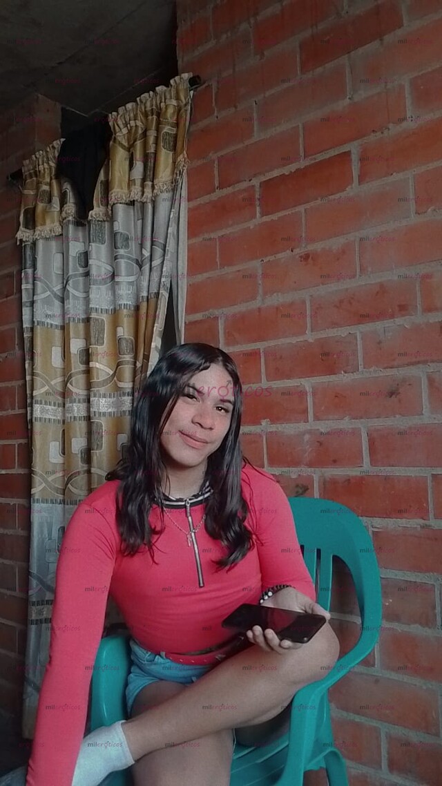 FOTOS DE HOLA AMOR, Q GUSTO TENERTE EN MI PERFIL, & SOY DANIELA & UNA HERMOSA CHICA TRAS