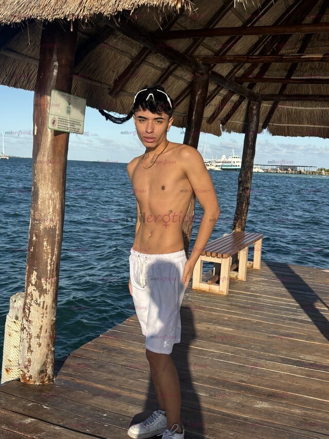 FOTOS DE CHICO JOVEN DE 20 AÑOS, CUERPO DELGADO Y UNIVERSITARIO