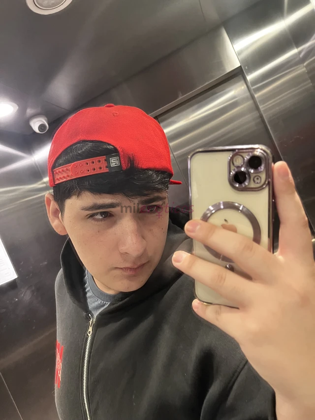 Aca tu tulon lechero 19 cmmido 1 90soy blanco alto y guapo no soy modelo ni flaco ni musculoso eso todo por plata si quieres video llamada por plata i...