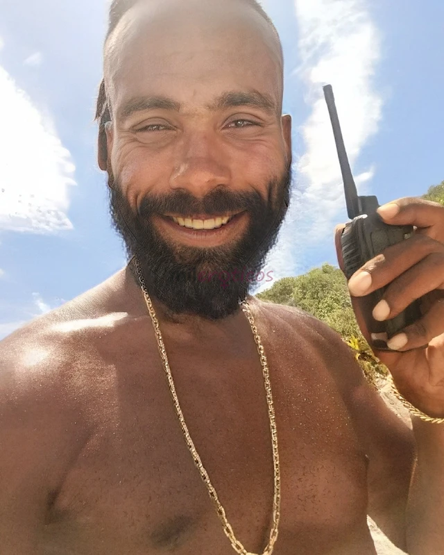 Sou johnnyobrabo ator porno massoterapeuta especialista em orgasmos femininos se voce nunca sentiu o prazer de multiplos orgasmos venha conhecer essa...