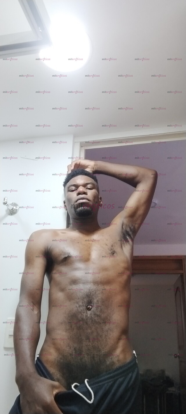 FOTOS DE NEGRO ACTIVO, SERIO Y MUY MORBOSO EN MEDELLÍN.