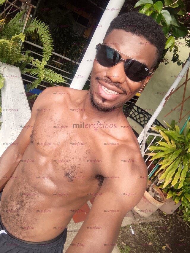 FOTOS DE NEGRO ACTIVO, SERIO Y MUY MORBOSO EN MEDELLÍN.