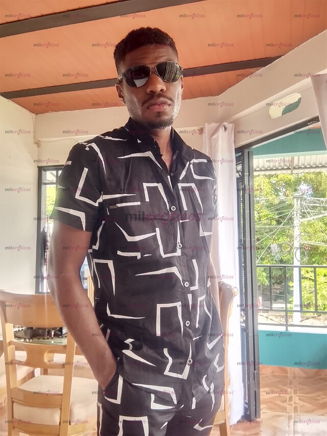 FOTOS DE NEGRO ACTIVO, SERIO Y MUY MORBOSO EN MEDELLÍN.