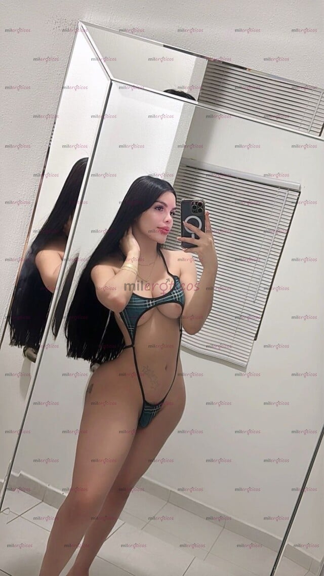 FOTOS DE KAREN UNA HERMOSA DIOSA EN LA CAMA CON UN CARAMELO DELICIOSO
