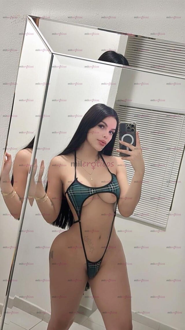 FOTOS DE KAREN UNA HERMOSA DIOSA EN LA CAMA CON UN CARAMELO DELICIOSO