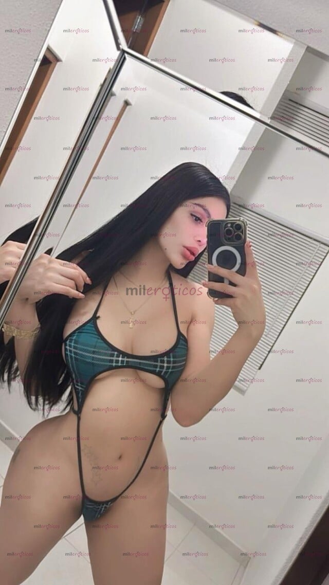 FOTOS DE KAREN UNA HERMOSA DIOSA EN LA CAMA CON UN CARAMELO DELICIOSO