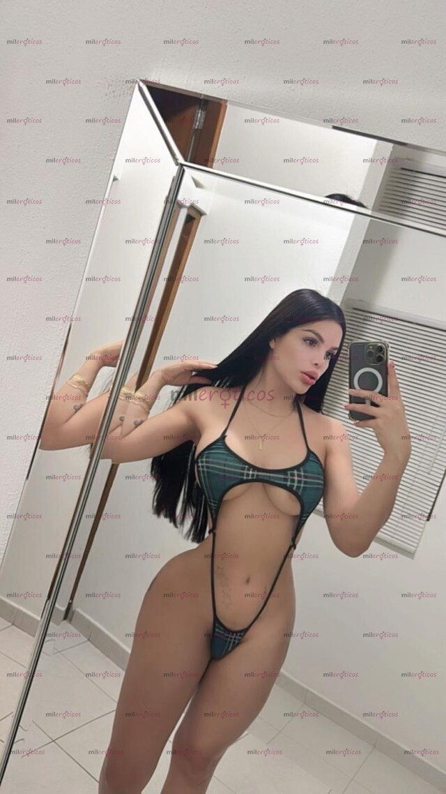 FOTOS DE KAREN UNA HERMOSA DIOSA EN LA CAMA CON UN CARAMELO DELICIOSO