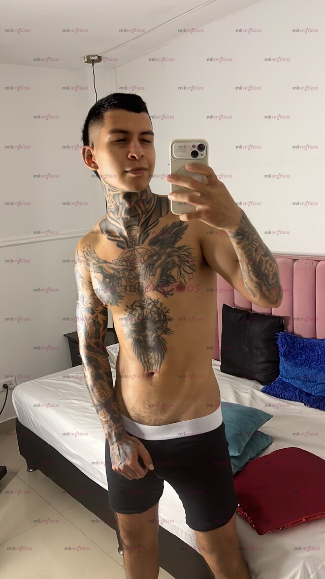FOTOS DE JOVEN BISEXUAL ATLÉTICO Y TATUADO COMPLACIENTE