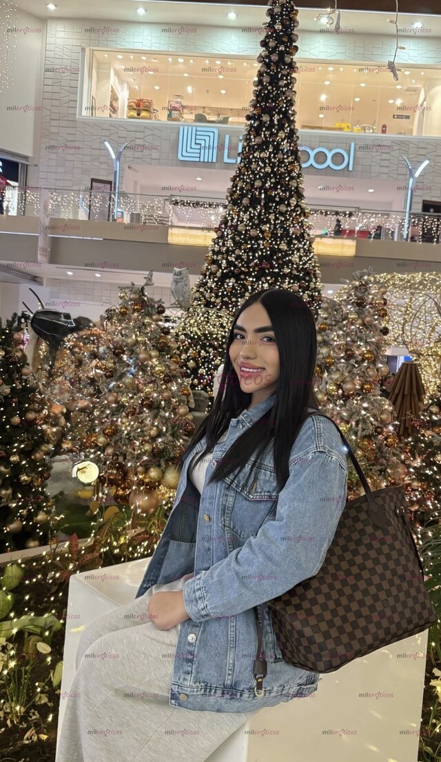 FOTOS DE PELINEGRA DELGADA CON UN CARAMELO DE 20 CM MÁNDAME MENSAJE Y CONOCELO