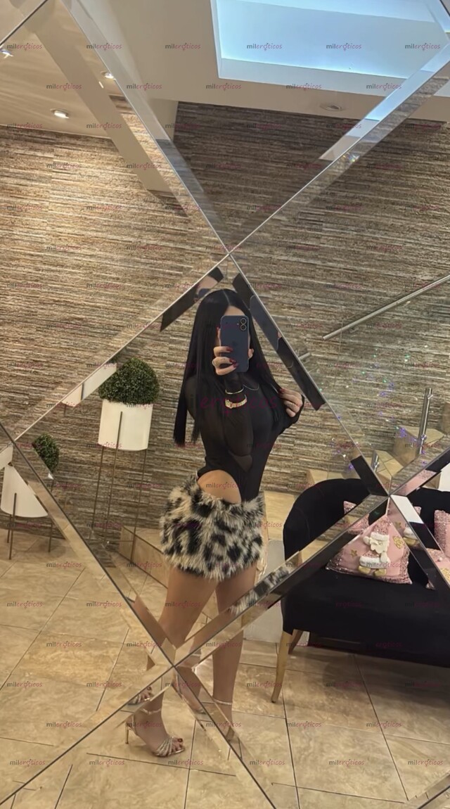 FOTOS DE PELINEGRA DELGADA CON UN CARAMELO DE 20 CM MÁNDAME MENSAJE Y CONOCELO