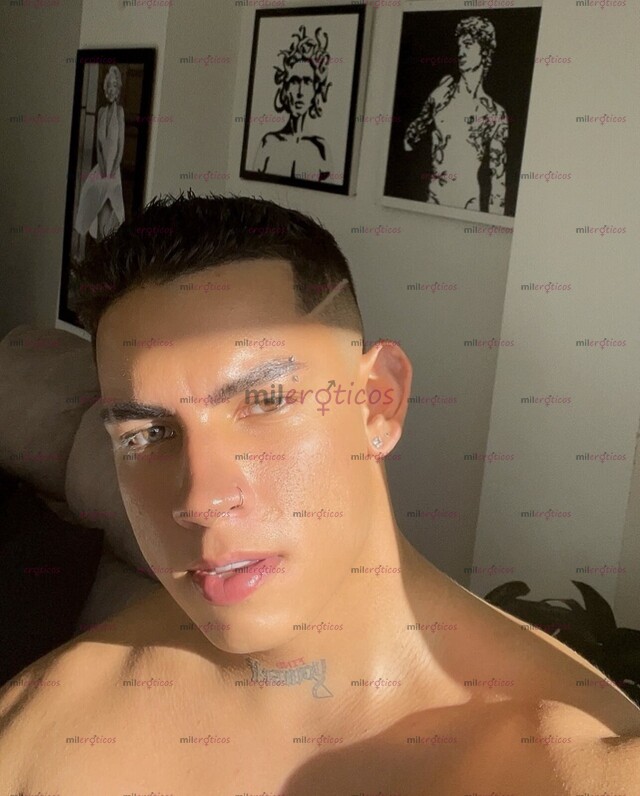FOTOS DE COLOMBIANO DOTADO CALIENTE CON GANAS DE FOLLAR Y PASARLA RICO