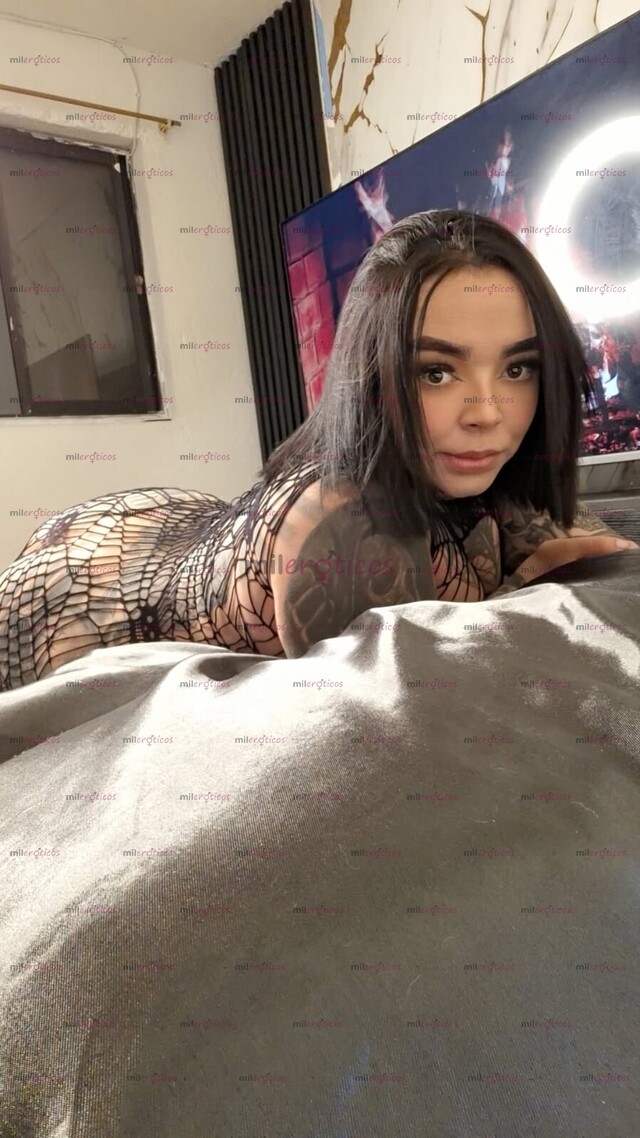 FOTOS DE MIRADA INTENSA, PIEL TATUADA Y UNA VIBRA QUE NO SE OLVIDA.