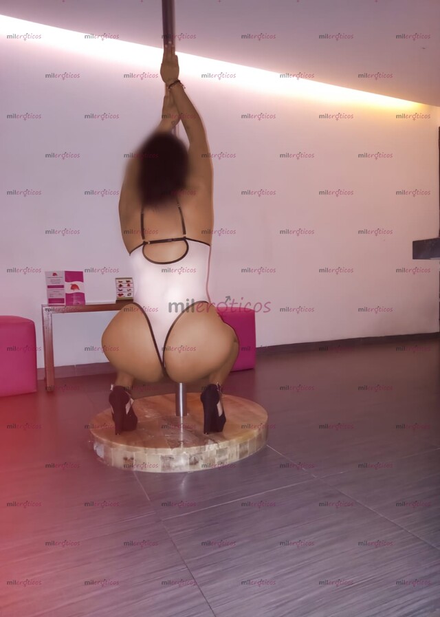 FOTOS DE UN CULOTE BIEN PARADO Y UN PAR DE TETAS MUY ANTOJABLES