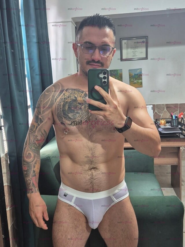 FOTOS DE ACTIVO. MASCULINO. FETICHISTA Y DOMINANTE.