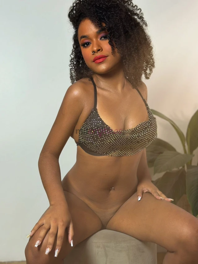 Ha mulheres que entregam presenca nao promessas eu sou assim meu nome e nubia mulata de corpo natural curvas que se encaixam e um jeito que conquista...