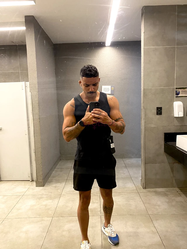 Acompanhante para homens que curtem boa companhia conversa facil e um clima gostoso gosto de deixar tudo leve sem pressa e sem tensao a ideia e curtir...