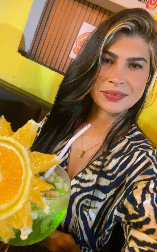 Sou uma mulher simpatica carinhosa atenciosa alegre gosto de sair porem sou caseira gosto de pessoas divertidas de bem com a vida as palavras que levo...