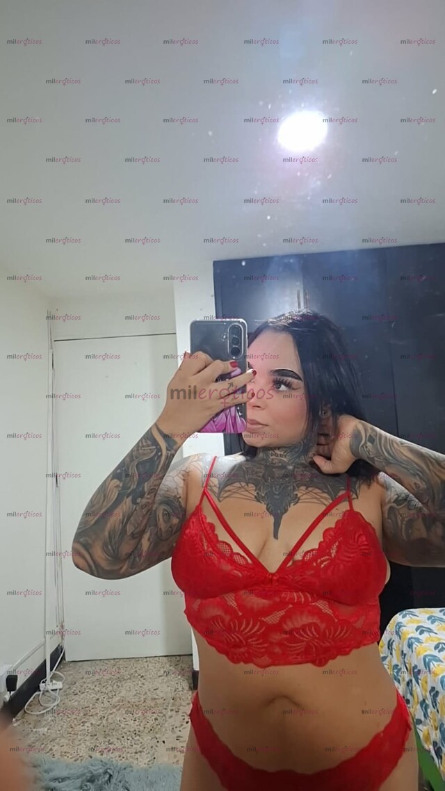 FOTOS DE MIRADA INTENSA, PIEL TATUADA Y UNA VIBRA QUE NO SE OLVIDA.