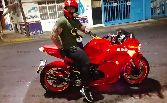 FOTOS DE GIGOLO PROFESIONAL CON 21 CM DE PLACER GRUESA Y LECHOSA