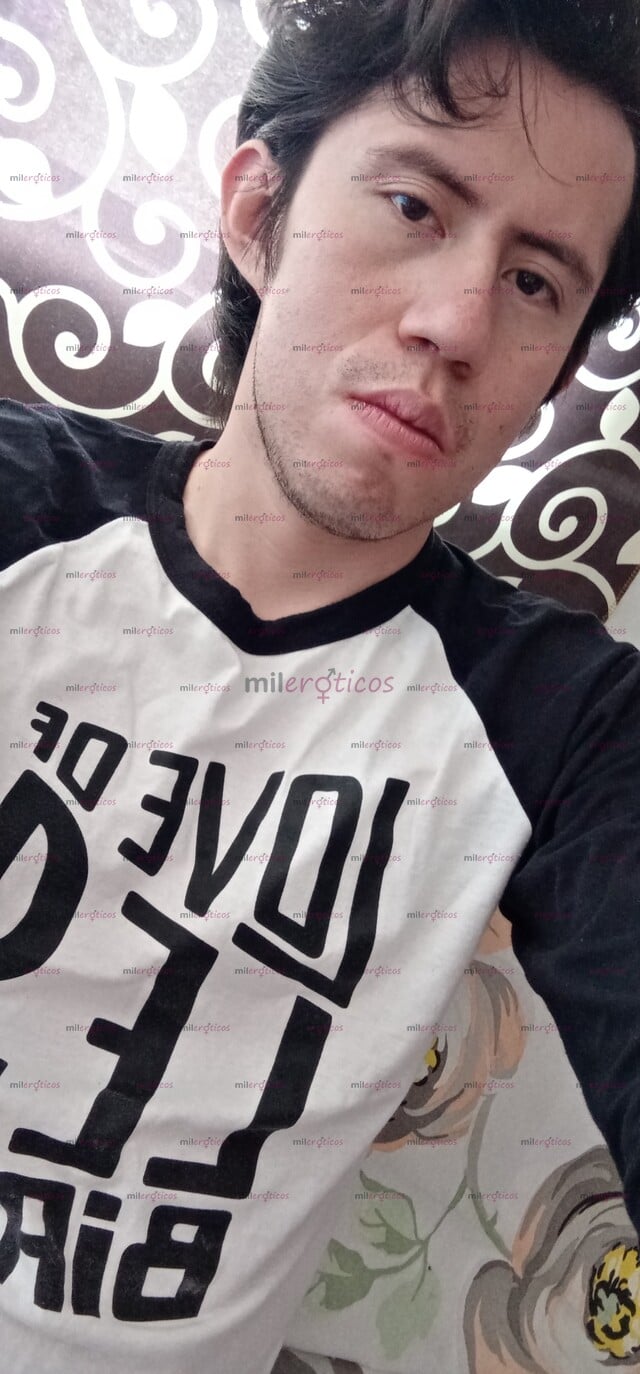 FOTOS DE HOMBRE CON GANAS DE HACERTE DISFRUTAR DELICIOSO EN LA CAMA.