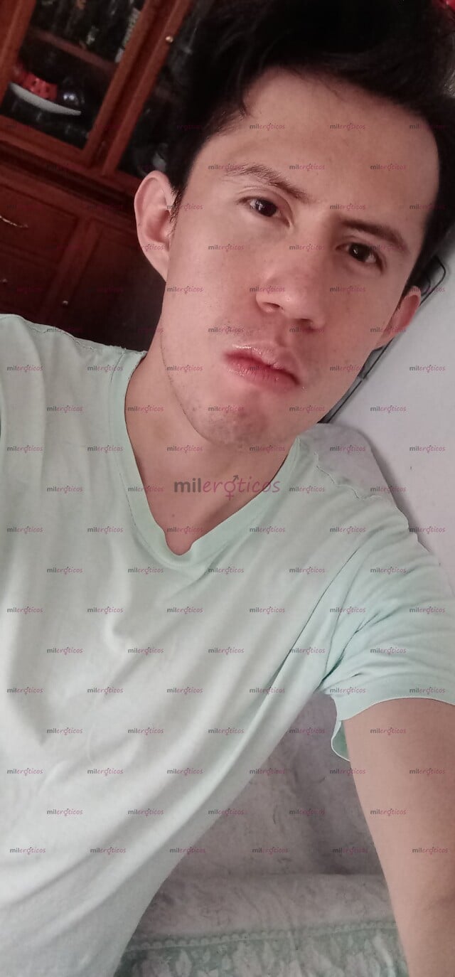 FOTOS DE HOMBRE CON GANAS DE HACERTE DISFRUTAR DELICIOSO EN LA CAMA.
