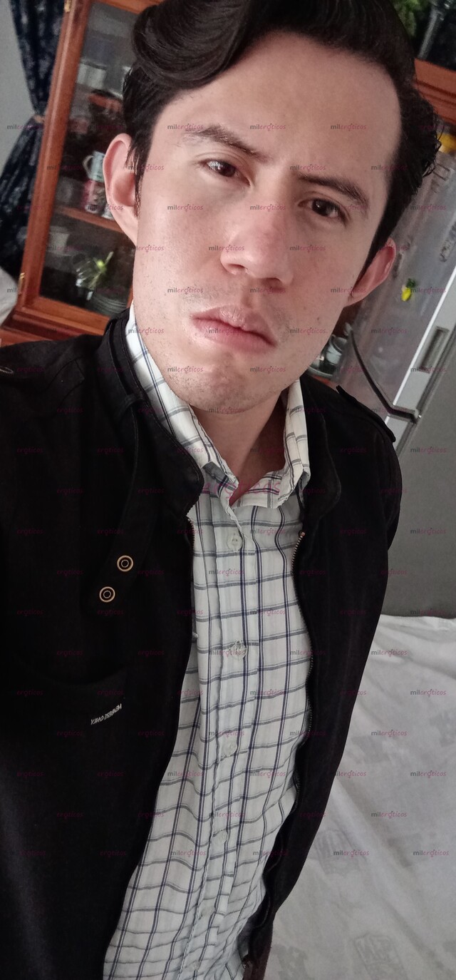 FOTOS DE HOMBRE CON GANAS DE HACERTE DISFRUTAR DELICIOSO EN LA CAMA.