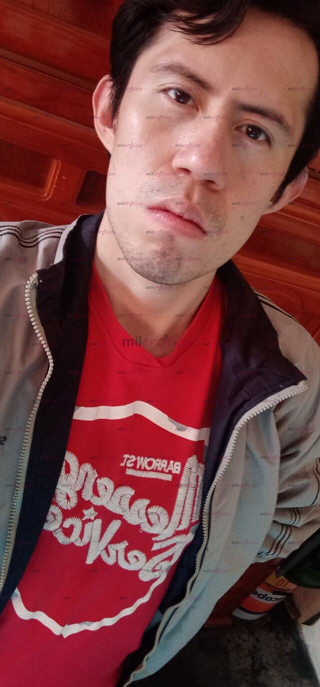 FOTOS DE HOMBRE CON GANAS DE HACERTE DISFRUTAR DELICIOSO EN LA CAMA.