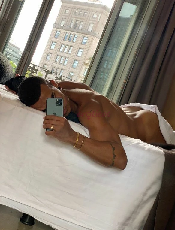 Somos um casal de alto padrao atuando sempre juntos e com presenca marcante proporcionamos experiencias intensas conduzidas com postura dominante segu...