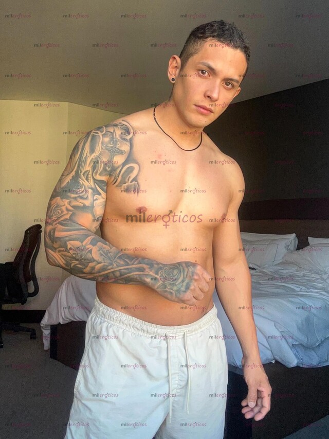 FOTOS DE VENEZOLANO ALBAÑIL EN LA MAÑANA Y ESCORT EN LAS TARDES