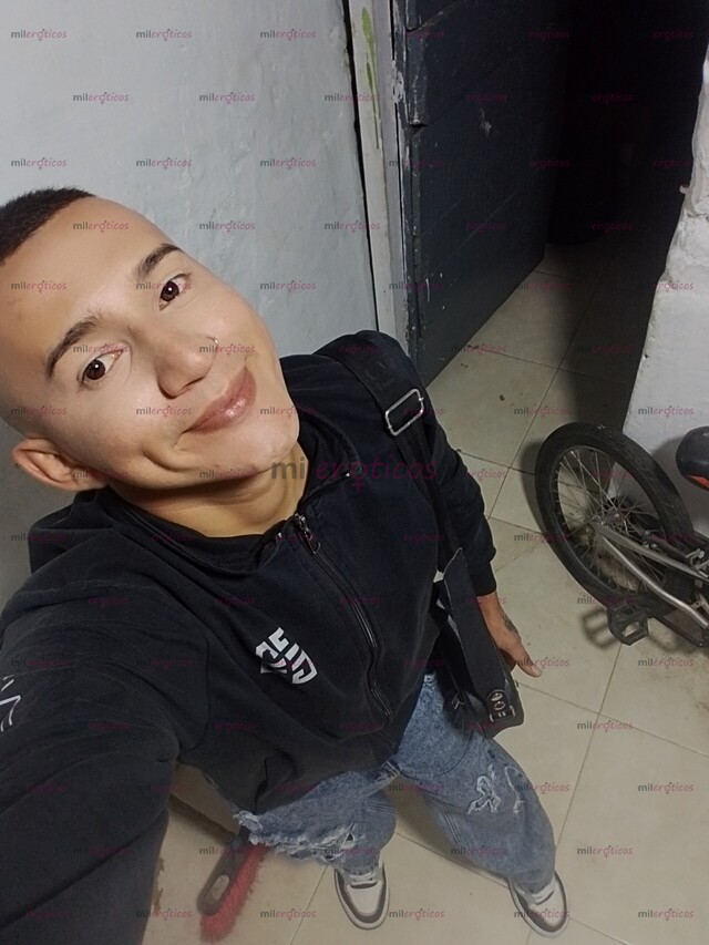 FOTOS DE JOVEN DISCRETO DOTADO Y MAMADOR DISPUESTO A COMPLACERTE