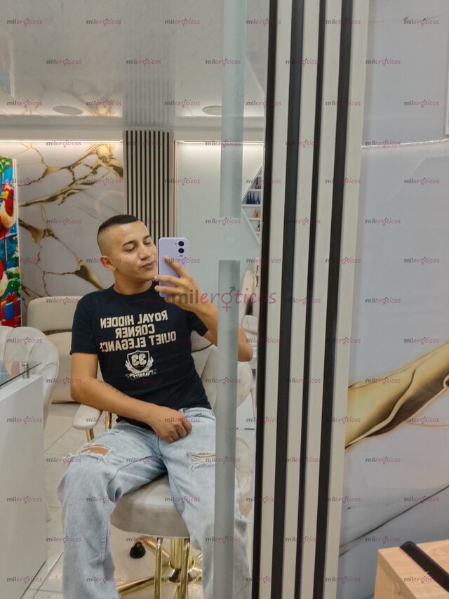 FOTOS DE JOVEN DISCRETO DOTADO Y MAMADOR DISPUESTO A COMPLACERTE