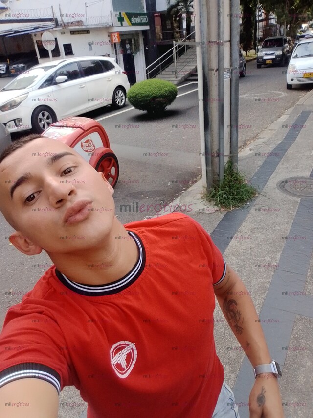 FOTOS DE JOVEN DISCRETO DOTADO Y MAMADOR DISPUESTO A COMPLACERTE