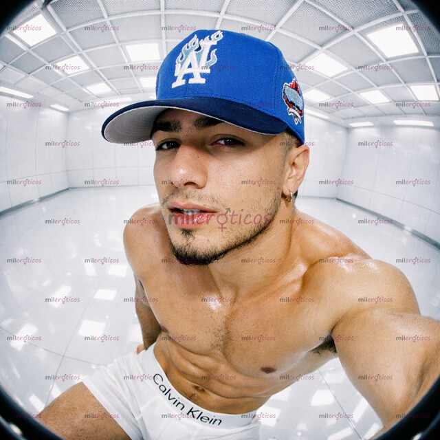 FOTOS DE MACHO VERSÁTIL, COMPLACIENTE, Y DOMINANTE A LA VEZ.