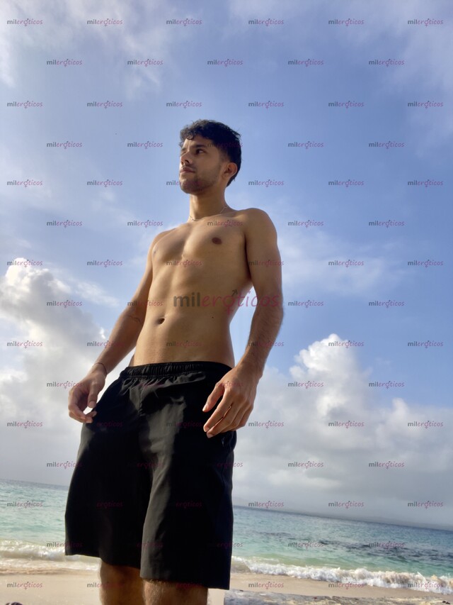 FOTOS DE JOVEN TRIGUEÑO ATLÉTICO DELGADO 1.75 CM