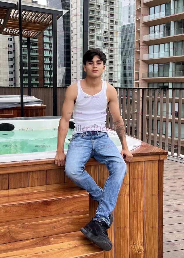 FOTOS DE JOVEN ESTUDIANTE DE 18 AÑOS NUEVO CON VERGA DE 19CM