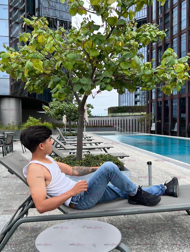 FOTOS DE JOVEN ESTUDIANTE DE 18 AÑOS NUEVO CON VERGA DE 19CM