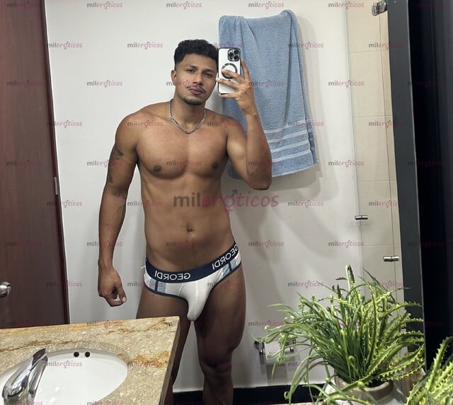 FOTOS DE ACÁ UN MORENITO ALTO Y SEXY DISPONIBLE PARA TI