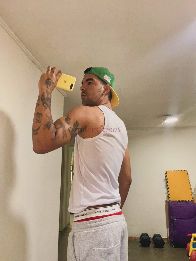 Soy extranjero si buscas pasarla bien sin compromiso soy alto guapo esbelto soy fetichista y masajista atiendo en moteles o a domicilio tengo buena ve...