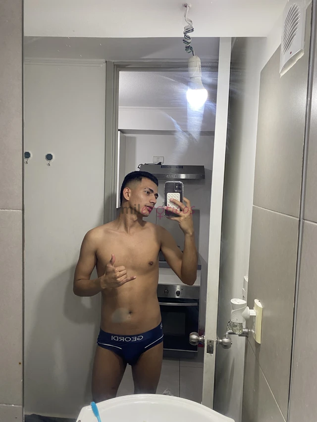 Hola mi nombre es diego tengo 22 anossoy colombiano delgado mido 172 soy muy versatil complacienteme gusta dar carino y dar masajes comunica conmigo p...