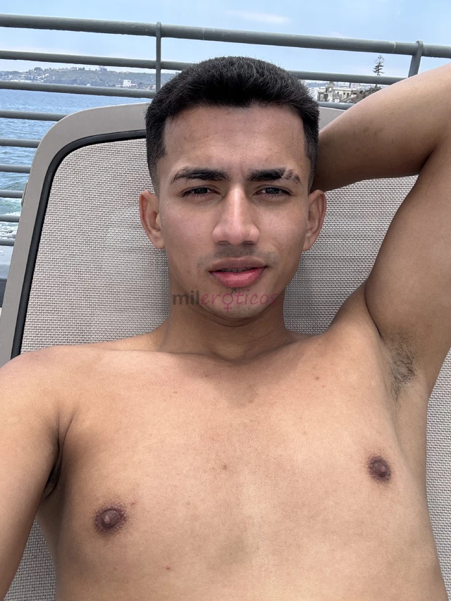 Hola mi nombre es diego tengo 22 anossoy colombiano delgado mido 172 soy muy versatil complacienteme gusta dar carino y dar masajes comunica conmigo p...