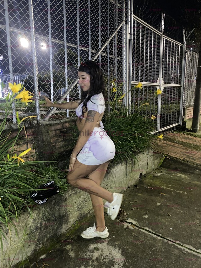 FOTOS DE FLACA CON UNA VERGA DE 22CM & UN CULO APRETADO AL NORTE