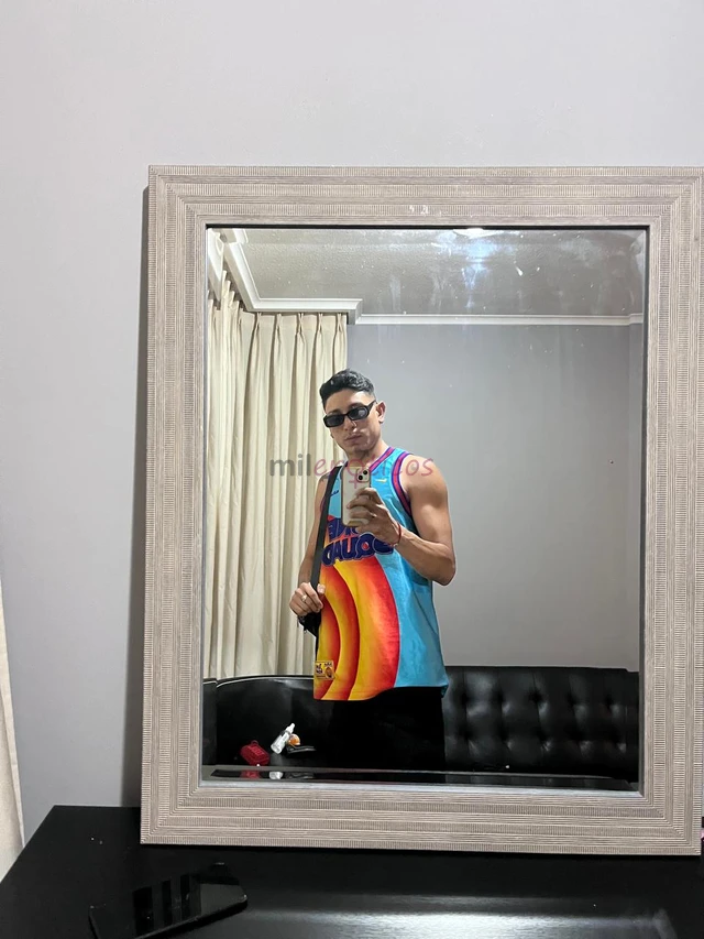 Hola soy kevin un chico activo futbol unido con sitio privado dispuesto a cumplir fantasia tengo estacionamiento hago domicilio buen servicio masajes...