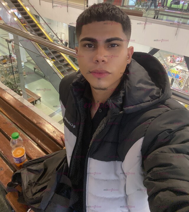 FOTOS DE SOY DANIEL UN CHICO VERSÁTIL CACHONDO DISPUESTO A CUMPLIR TUS FANTASÍAS