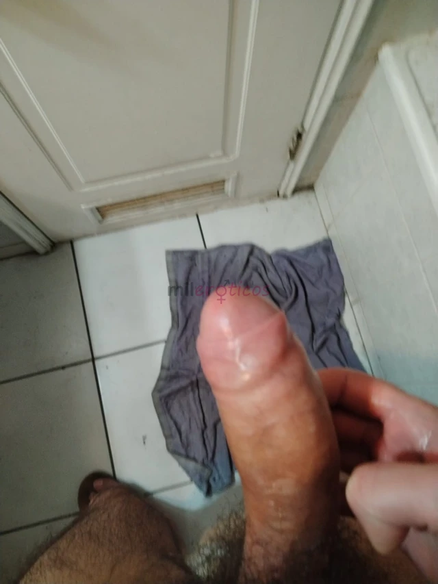 Sobre mi joven de 25 anos y 1 77 m de estatura soy de tez clara ojos marrones cabello castano con un corte atractivo y llevo una barba bien perfilada...