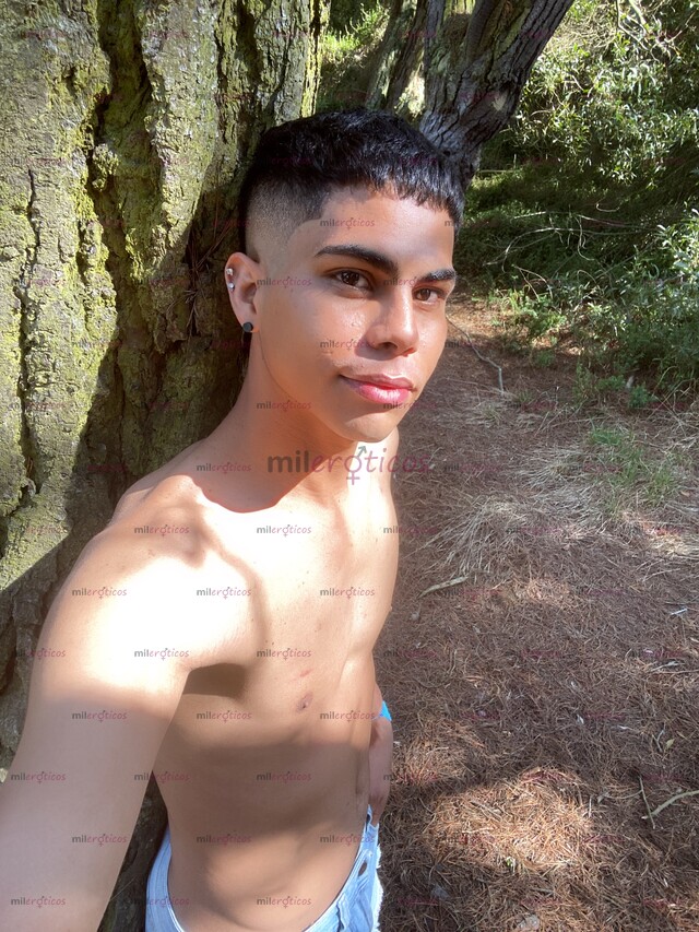 FOTOS DE SOY DANIEL UN CHICO VERSÁTIL CACHONDO DISPUESTO A CUMPLIR TUS FANTASÍAS